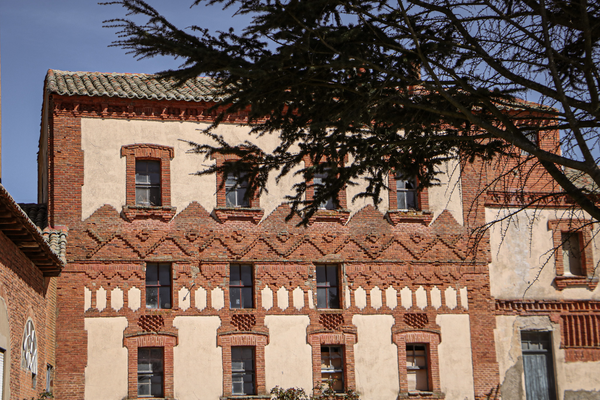 La Fábrica de Harinas — Fachada ladrillo y árbol